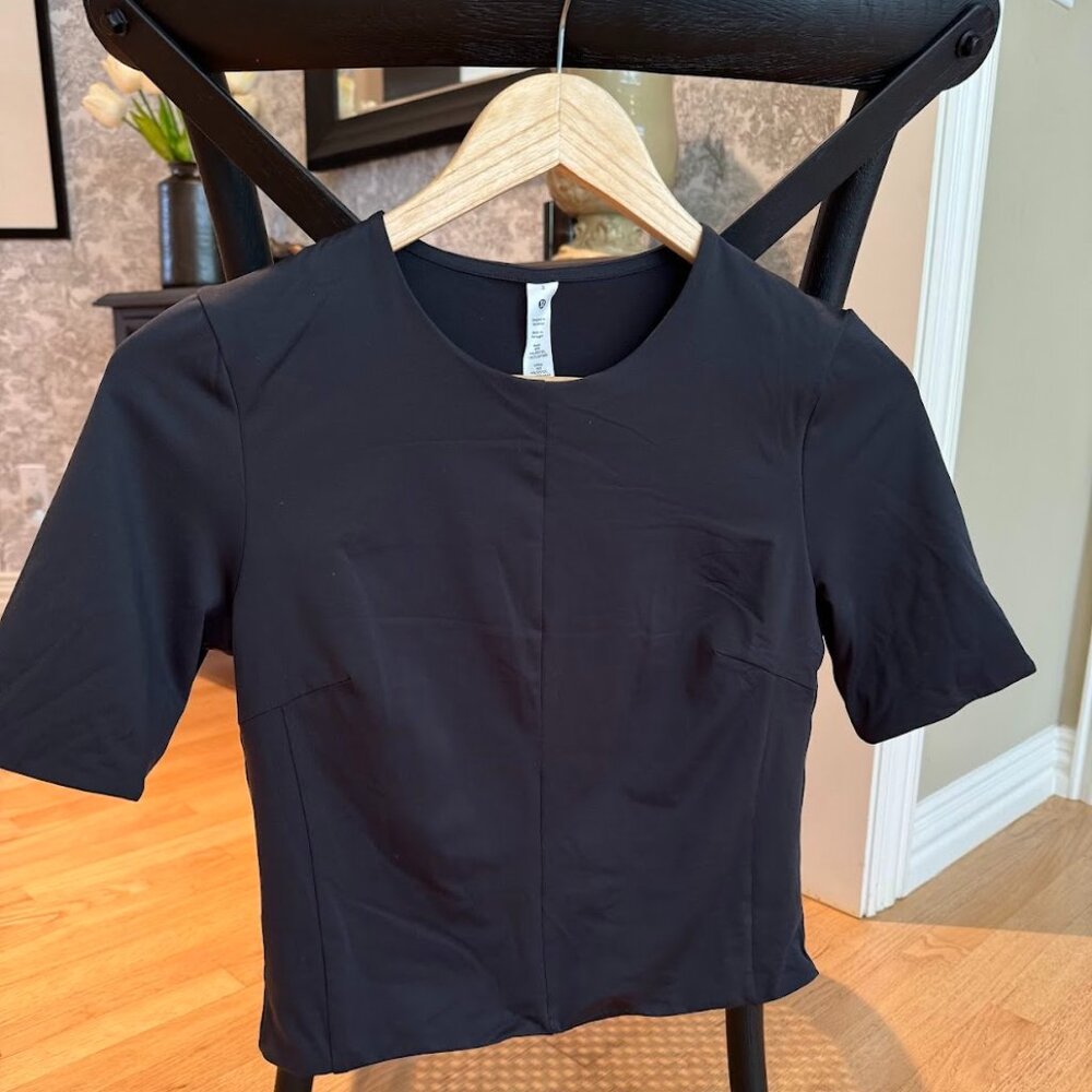 Lululemon black tee